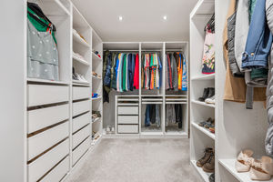 Walk In Wardrobe- click for photo gallery